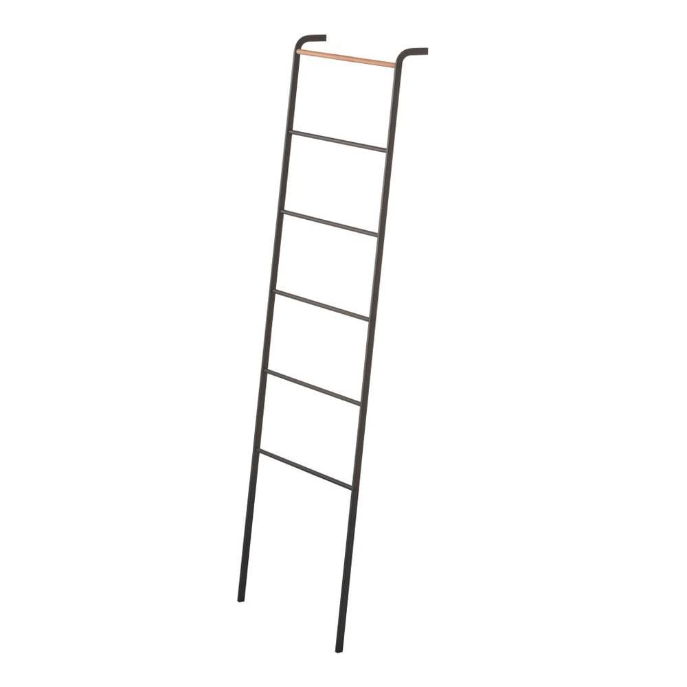 YAMAZAKI Čierny dekoratívny rebrík s detailom z bukového dreva  Tower Ladder, značky YAMAZAKI